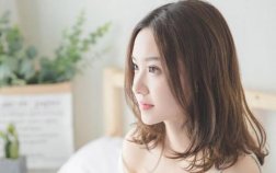 和女生约会时，怎么自然牵手？