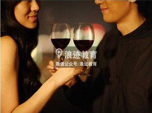 约会的6个小动作判断你们是否有戏