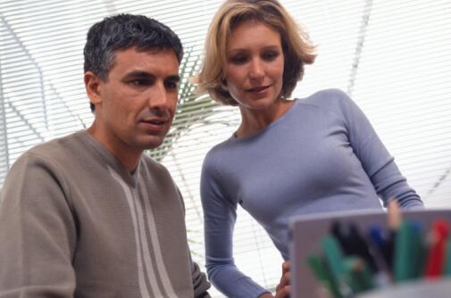 男上司喜欢女下属的表现有哪些?