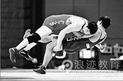 摔角和摔跤是有区别的，一个娱乐一个竞技第3张