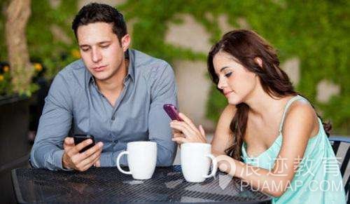 和女生约会的时候她频繁玩手机怎么办？第3张