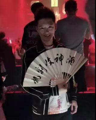 食色浪迹：闭上眼，一张温润的唇亲上了我的嘴第3张