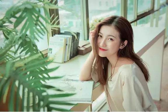 微信刚加的女生，如何找话题？