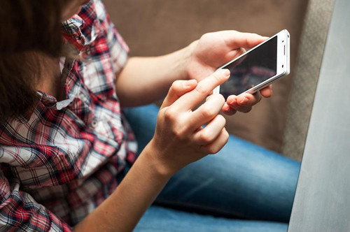 约会时女生玩手机怎么办?7个方法助你消除尴尬第2张