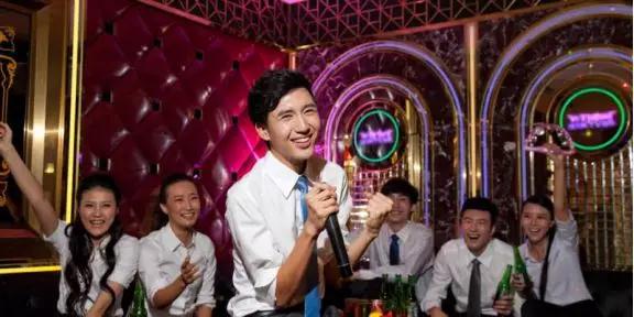 如何在KTV中和喜欢的女生互动？第2张