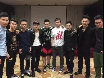 我有10个把妹+创业经验，价值100万，但今天免费第12张