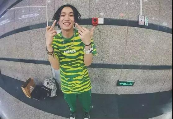 男生穿衣颜色搭配技巧，告别一身黑第3张