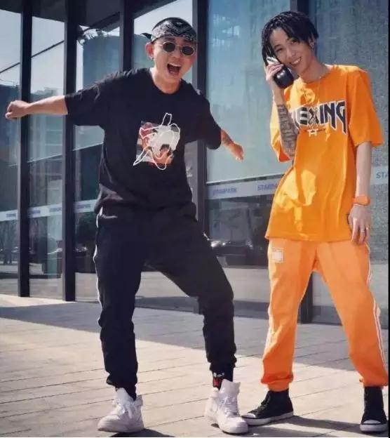 男生穿衣颜色搭配技巧，告别一身黑第9张