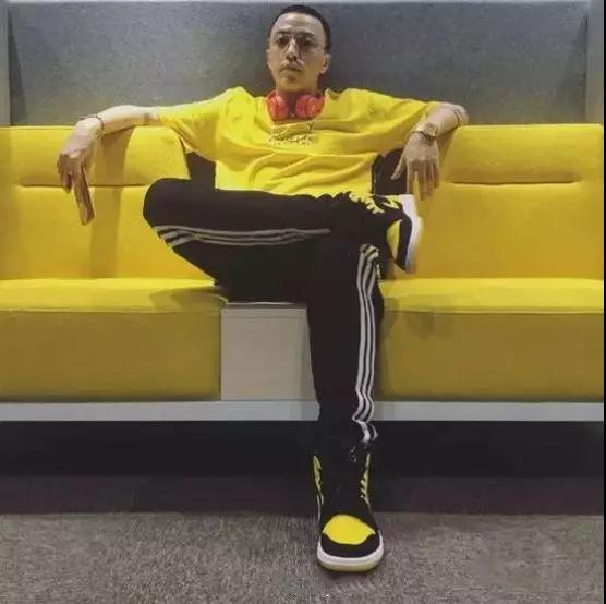 男生穿衣颜色搭配技巧，告别一身黑第20张