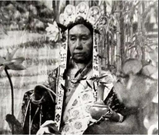 朋友圈爱发自拍的女生是在等撩吗?第2张