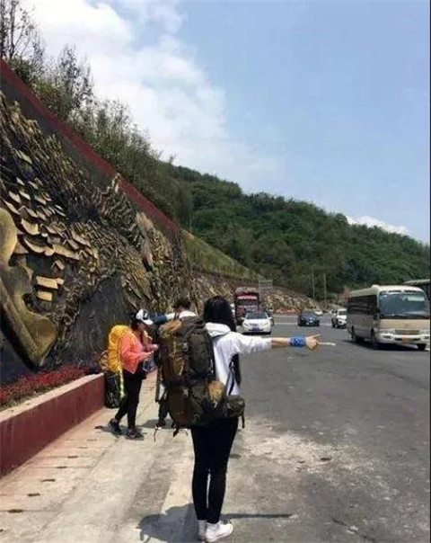 川藏线上的穷游搭车女，用身体走完一场灵魂之旅第13张