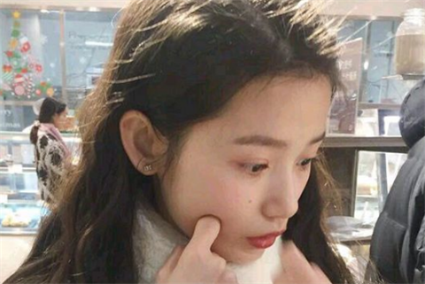 让女朋友别穿漏的衣服有错吗？第1张