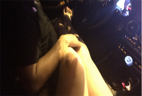 第一次约会，她把长腿搭在方向盘上…第8张