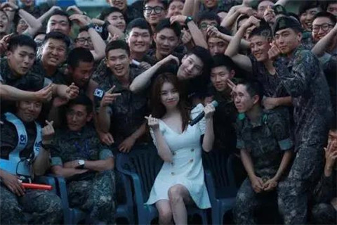 当性感女团遇到韩国士兵，少不了一场原始大狂欢！第7张