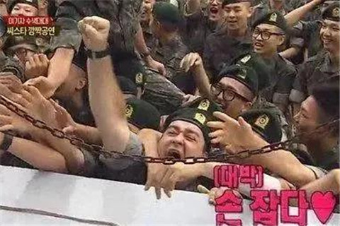 当性感女团遇到韩国士兵，少不了一场原始大狂欢！第12张