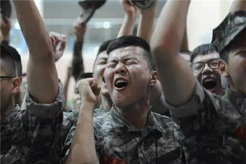 当性感女团遇到韩国士兵，少不了一场原始大狂欢！第13张