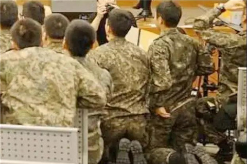 当性感女团遇到韩国士兵，少不了一场原始大狂欢！第20张