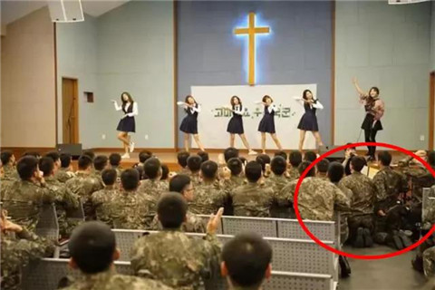 当性感女团遇到韩国士兵，少不了一场原始大狂欢！第19张