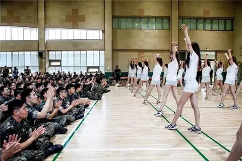 当性感女团遇到韩国士兵，少不了一场原始大狂欢！第33张