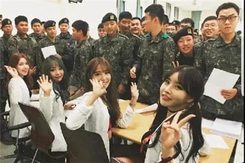 当性感女团遇到韩国士兵，少不了一场原始大狂欢！第32张