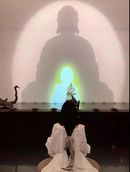 一边露大腿一边逛寺庙，这届佛媛的操作真野第1张
